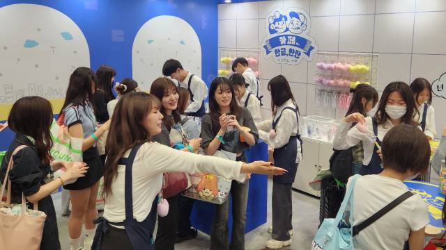 11일 케이콘 재팬 2025에서 관람객들이 ‘한글키링 만들기' 등 한국문화 체험을 하고 있다. 최수문기자