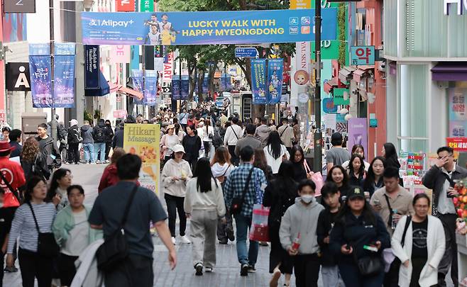 지난 6일 서울 중구 명동거리가 시민들과 외국인 관광객들로 북적이고 있다. ⓒ연합뉴스