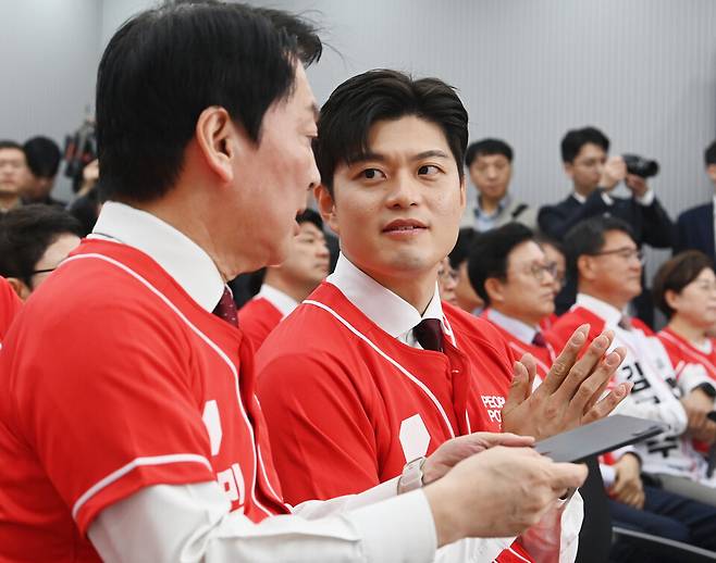 국민의힘 비상대책위원장으로 내정된 김용태 국민의힘 중앙선거대책위원회 공동선거 대책 위원장이 12일 서울 영등포구 여의도 국민의힘 중앙당사에서 열린 중앙선대위 회의 및 중앙선대위 임명장 수여식에 참석하고 있다. ⓒ공동취재단