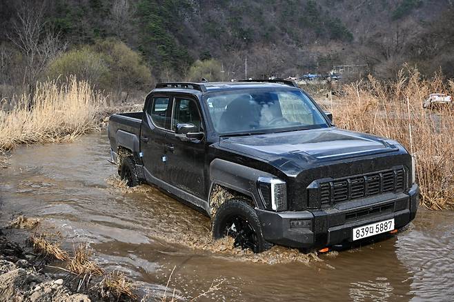 기아 타스만은 정통 픽업트럭 특유의 강인한 주행 성능에 대형 SUV 수준의 승차감과 편의사양을 더해 주목받고 있다. 2단 ATC 기반 사륜 시스템과 전자식 차동기어 잠금장치 등을 통해 오프로드 성능을 높여 레저와 일상 모두를 아우른다. 사진제공 ｜기아