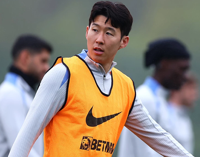 토트넘 손흥민이 12일(한국시간) 영국 토트넘 홋스퍼 스타디움에서 끝난 크리스탈 팰리스와 2024~2025시즌 EPL 36라운드 홈경기에서 1개월여 만에 복귀전을 치렀다. 그동안 발 부상에 시달린 그는 이날 후반 13분 페드로 포로 대신 교체 투입돼 약 35분 동안 그라운드를 누볐다. 사진출처｜토트넘 홋스퍼 홈페이지