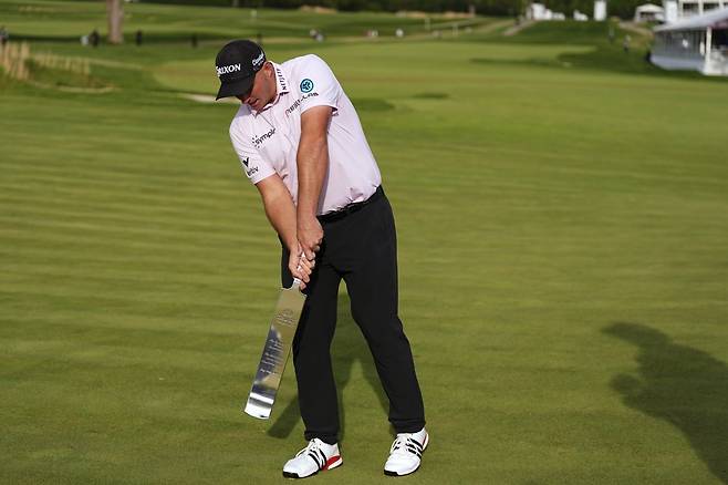 제프 슈트라카(오스트리아)가 11일(현지 시간) 미 펜실베이니아주 플라워타운의 필라델피아 크리켓 클럽에서 열린 미국프로골프(PGA) 투어 트루이스트 챔피언십 정상에 올라 트로피를 들고 스윙하는 포즈를 취하고 있다. 슈트라카는 최종 합계 16언더파 264타로 우승컵을 들어 올렸다. 플라워타운(미국) ㅣAP 뉴시스