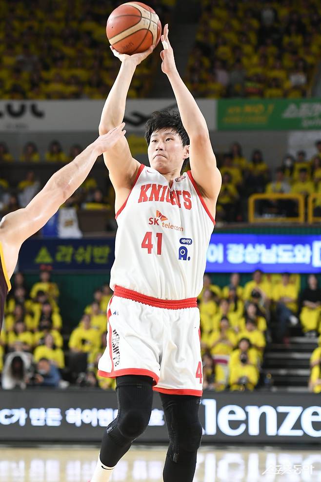 서울 SK 오세근이 11일 창원체육관에서 열린 LG와 챔피언 결정전 4차전에 슛을 시도하고 있다. 오세근이 살아난 게 SK에게는 큰 힘이다. 사진제공｜KBL