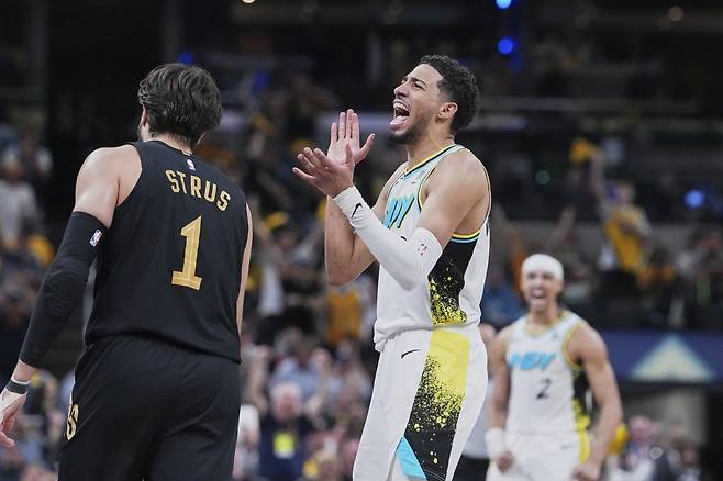 인디애나의 타이리스 할리버튼(오른쪽)이 12일(한국시간) 게인브릿지 필드하우스에서 열린 클리블랜드와 NBA PO 2라운드 4차전 홈경기에서 득점에 성공한 뒤 박수를 치며 포효하고 있다. 인디애나가 클리블랜드를 완파하고, 동부 콘퍼런스 결승 진출에 1승만을 남겨뒀다. 인디애나폴리스(미 인디애나주)|AP뉴시스