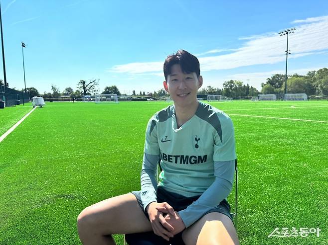 손흥민은 함부르크, 레버쿠젠, 토트넘을 거치는 동안 한번도 우승에 닿지 못했다. 22일(한국시간) 스페인 빌바오의 산마메스 스타디움에서 열릴 맨유와 2024~2025시즌 UEL 결승에서 반드시 정상에 서겠다는 의지다. 12일 영국 런던의 엔필드 트레이닝필드에서 EPL을 현지 취재하는 3개 매체와 인터뷰를 하는 손흥민. 런던｜허유미 통신원