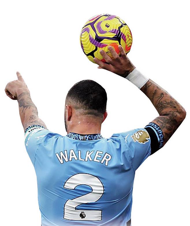 맨체스터 시티의 카일 워커가 2024년 11월 본머스전에서 스로인을 시도하고 있다. 게티이미지코리아