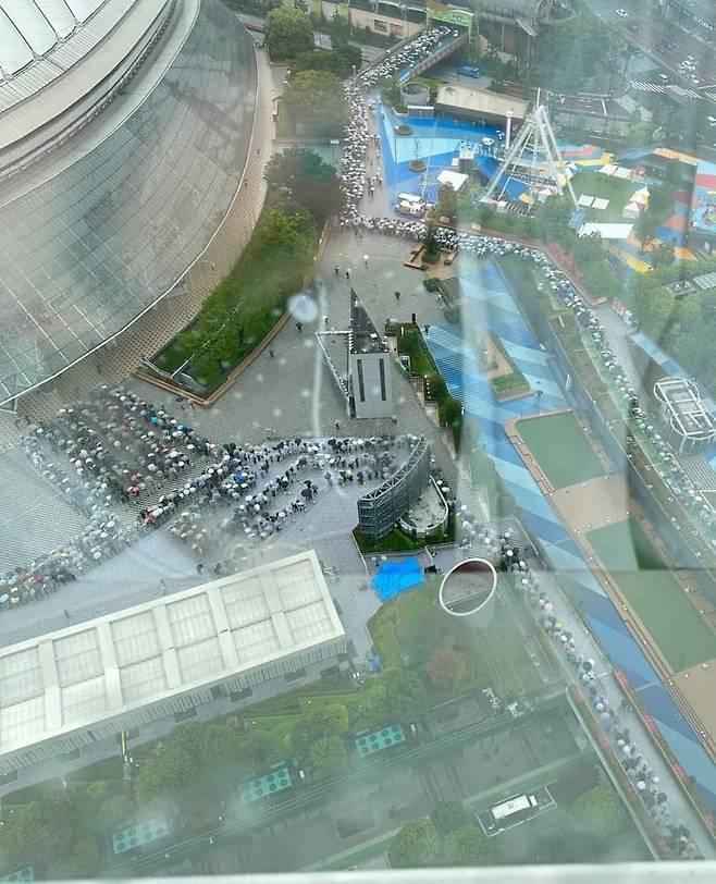 지난 10일과 11일 도쿄돔에서 진행된 월드투어 ‘우버맨쉬’에서 굿즈를 구매하기 위한 팬들의 행렬. 온라인 커뮤니티