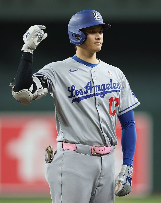 LA 다저스 오타니가 12일 애리조나전에서 5회초 안타를 친 뒤 세리머니하고 있다. AFP연합뉴스