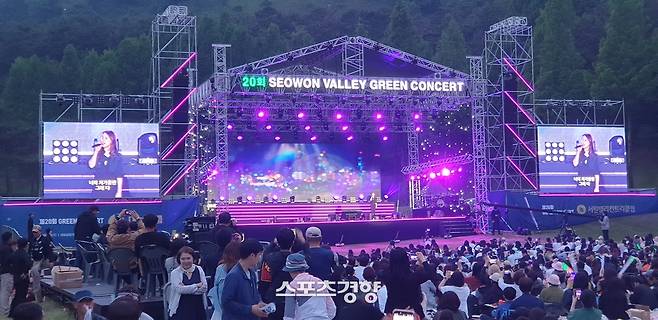 초여름밤을 아름답게 빛낼 ‘서원밸리 그린콘서트’가 오는 31일 경기도 파주 서원밸리 골프장에서 개최된다. 2024년 그린콘서트에서 백지영이 열창하고 있다. ｜대보그룹 제공