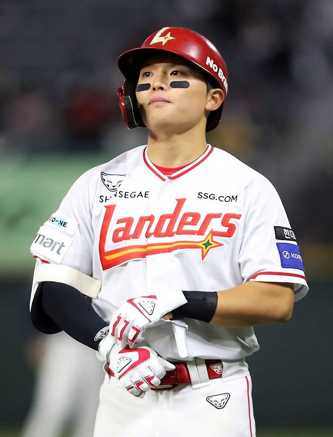 ▲ 개막 2루수로 출전했던 정준재는 올해 공수 모두에서 고전하고 있다 ⓒSSG랜더스