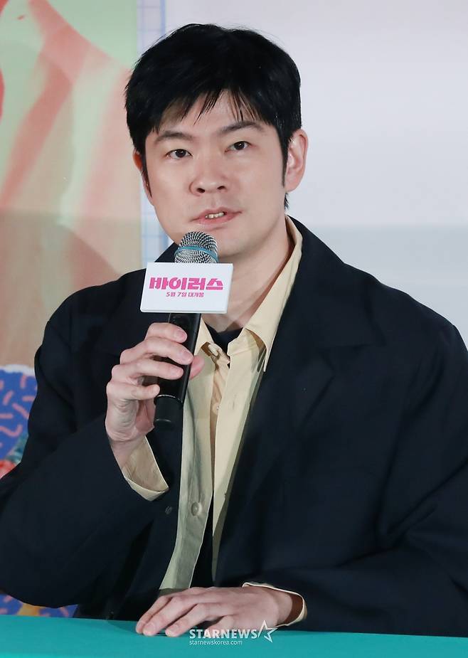 배우 장기하가 28일 오후 서울 CGV 용산아이파크몰에서 진행된 영화 '바이러스'(감독 강이관) 언론배급시사회 및 기자간담회에 참석해 질문에 답하고 있다.  이유 없이 사랑에 빠지는 치사율 100% 바이러스에 감염된 택선이 모쏠 연구원 수필, 오랜 동창 연우, 그리고 치료제를 만들 수 있는 유일한 전문가 이균까지 세 남자와 함께하는 예기치 못한 여정을 그린 영화 '바이러스'는 5월 7일 개봉한다. /2025.04.28 /사진=이동훈 photoguy@