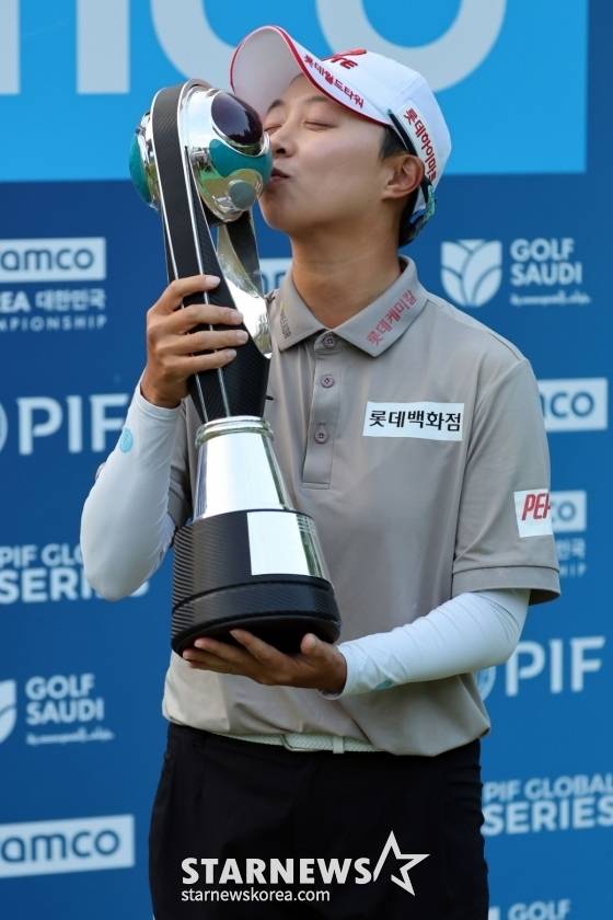 우승 트로피에 입을 맞추는 김효주. /사진=임성균 기자