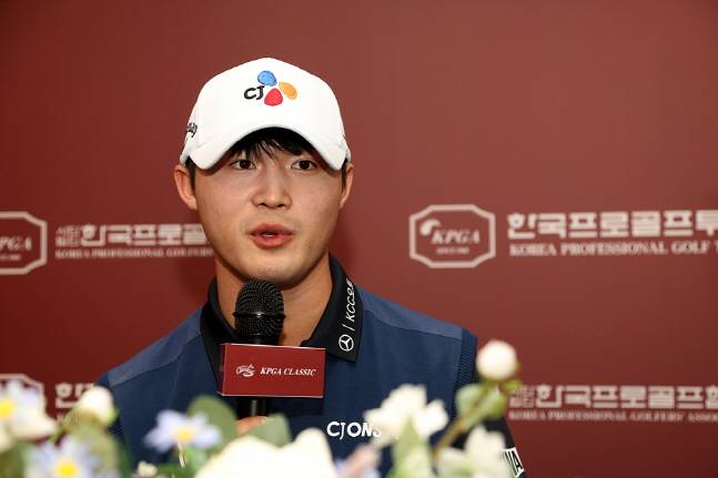 배용준이 11일 KPGA 클래식에서 우승을 차지한 뒤 기자회견에서 소감을 밝히고 있다. /사진=KPGA 제공