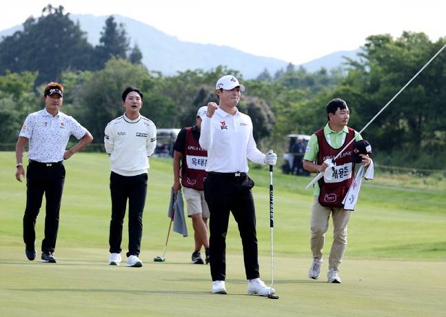 배용준(가운데)이 챔피언십 퍼트를 성공시킨 뒤 기뻐하고 있다. /사진=KPGA 제공