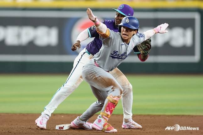 세이프를 주장하고 있는 김혜성(오른쪽). /AFPBBNews=뉴스1