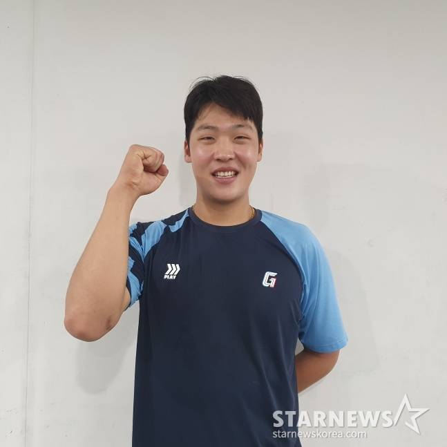 롯데 이민석이 지난해 KIA와 연습경기를 마친 뒤 포즈를 취하고 있다. /사진=김동윤 기자