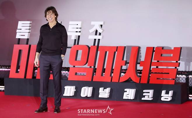 배우 톰 크루즈가 8일 오후 서울 송파구 잠실 롯데월드타워에서 열린 영화 '미션 임파서블: 파이널 레코닝' 프레스 컨퍼런스에 참석해 포즈를 취하고 있다.  78회 칸 국제영화제 초청으로 화제를 모으는 첩보 액션 블록버스터의 마스터피스 '미션 임파서블' 시리즈의 8번째 작품 '미션 임파서블: 파이널 레코닝'은 인류 전체를 위협하는 절체절명의 위기 속에 내몰린 '에단 헌트'(톰 크루즈)와 IMF 팀원들이 목숨을 걸고 모든 선택이 향하는 단 하나의 미션에 뛰어드는 이야기로 오는 17일 개봉된다. /2025.05.08 /사진=김휘선 hwijpg@