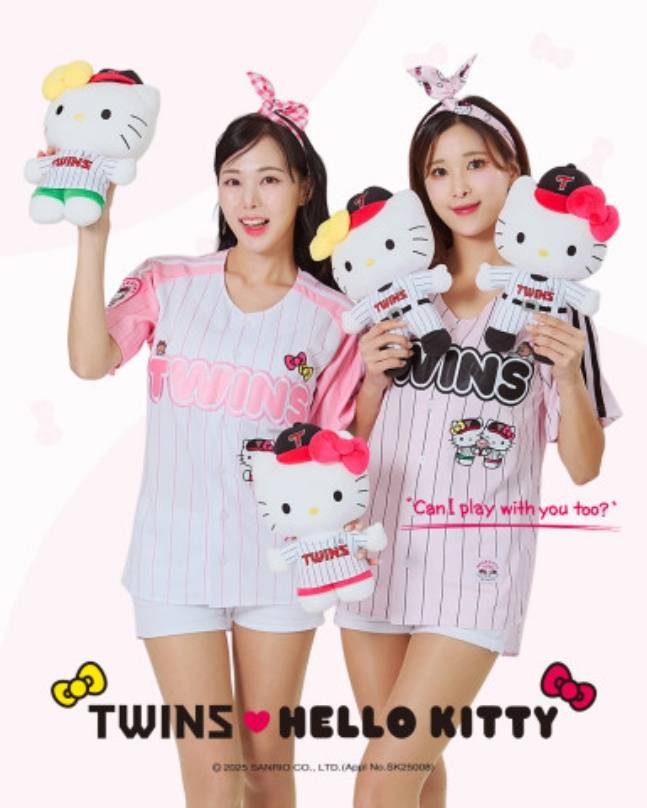 LG 치어리더들이 키티 인형을 들고 있다. /사진=LG 트윈스 제공