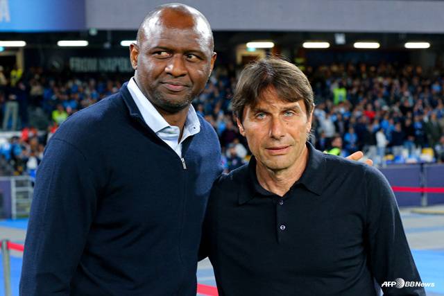 패트릭 비에이라 제노아 감독(왼쪽)과 안토니오 콘테 나폴리 감독.  /AFPBBNews=뉴스1
