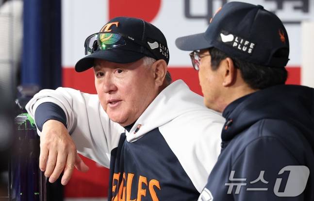 대화를 나누고 있는 김경문 감독(왼쪽)과 양상문 투수코치. /사진=뉴스1