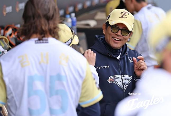 양상문 투수코치(오른쪽). /사진=한화 이글스