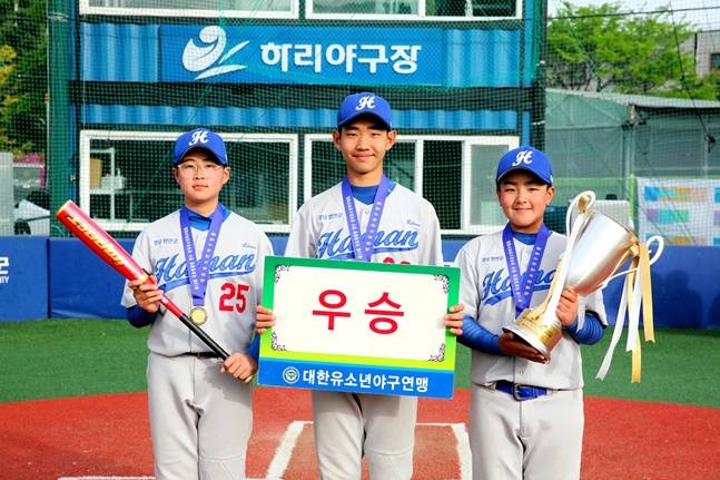 우승을 차지한 경남 함안베이스볼스포츠클럽 선수들. /사진=대한유소년야구연맹