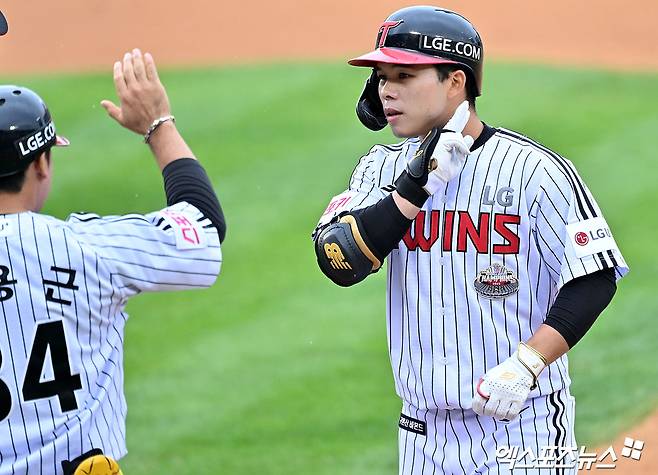 LG 트윈스 문성주가 경기에 출전해 세리머니하고 있다. 엑스포츠뉴스 DB