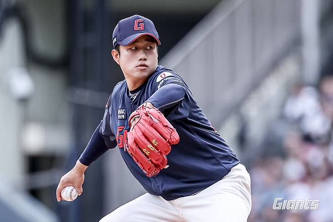롯데 투수 김강현은 지난 10일 수원KT위즈파크에서 열린 '2025 신한 SOL Bank KBO 리그' KT 위즈와 주말 3연전 첫 경기에서 구원 등판했다. 1.1이닝 무실점으로 호투해 생애 첫 승을 기록했다. 롯데 자이언츠