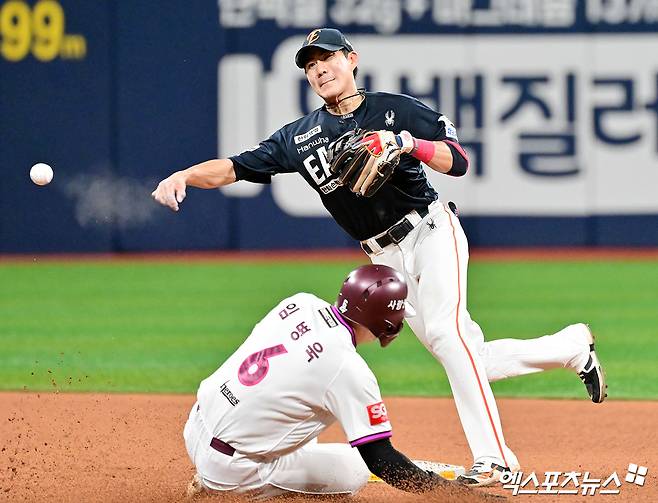 9일 오후 서울 구로구 고척스카이돔에서 열린 '2025 신한 SOL Bank KBO리그' 한화 이글스와 키움 히어로즈의 경기, 5회말 무사 1루 한화 심우준이 키움 김태진의 내야땅볼때 임병욱을 포스아웃 시킨 후 1루로 송구하고 있다. 엑스포츠뉴스 DB
