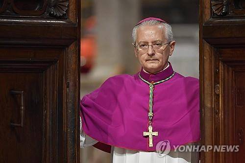 투표장 문 닫는 디에고 라벨리 대주교 [Vatican Media/EPA 연합뉴스. 재판매 및 DB 금지]