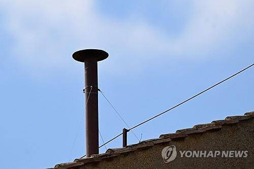 교황 선출 여부를 알리는 교황청의 굴뚝 [연합뉴스 자료사진]