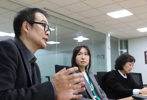 "해외입양인의 고통, 정부 책임이 적지 않습니다" 연합뉴스와 인터뷰 중인 이승훈 국장(왼쪽), 배진시 대표(가운데), 권희정 소장(오른쪽)
[진성철 기자 촬영]