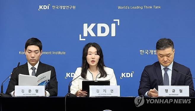 KDI,'잠재성장률 전망과 정책적 시사점' 브리핑 (세종=연합뉴스) 배재만 기자 = 한국개발연구원(KDI) 김지연 전망총괄(가운데)이 8일 정부세종청사에서 KDI 현안분석 '잠재성장률 전망과 정책적 시사점'을 설명하고 있다. 왼쪽은 김준형 동향총괄, 오른쪽은 정규철 경제전망실장. 2025.5.8 scoop@yna.co.kr