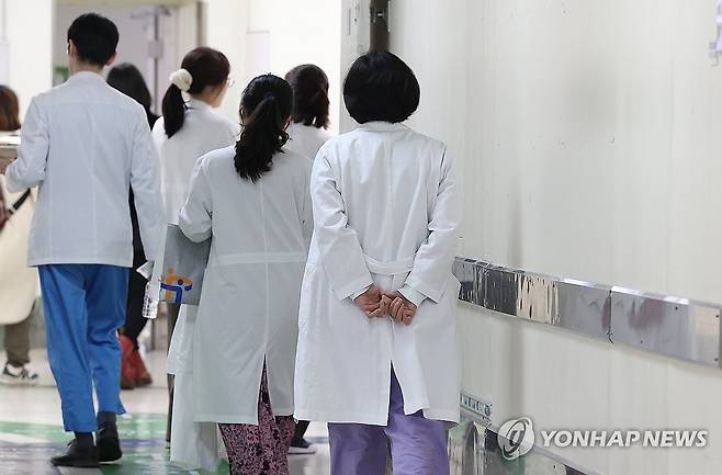 이동하는 의료진 (서울=연합뉴스) 김성민 기자 = 서울 종로구 서울대병원에서 의료진이 이동하고 있다. 2025.2.25 ksm7976@yna.co.kr