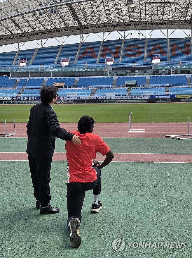 몸 푸는 육상 기대주 비웨사 (서울=연합뉴스) 정주원 기자 = 육상 100ｍ 기대주 비웨사 다니엘 가사마(안산시청)가 이영숙 국민체육진흥공단 이사(왼쪽)와 지난 7일 경기 안산와스타디움에서 몸을 풀고 있다. 2025.5.11 jwc@yna.co.kr