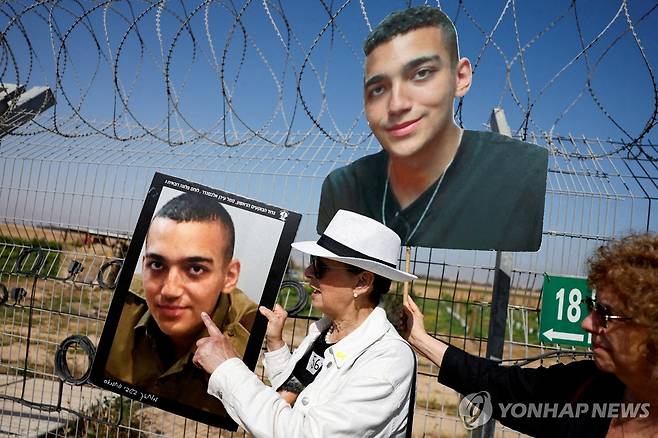 하마스에 인질이 된 에단 알렉산더의 사진을 가리켜 보이는 조모 바르다 벤 베어럭 [로이터 연합뉴스 자료사진. 재판매 및 DB 금지]