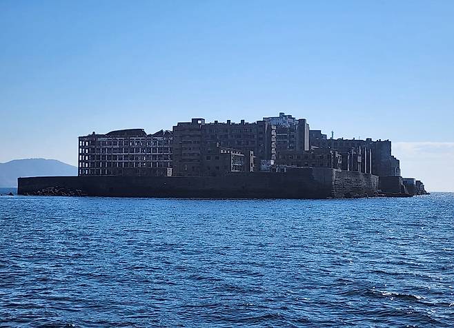 유람선 위에서 바라본 군함도 [서경덕 교수 SNS 캡처. 재판매 및 DB 금지]