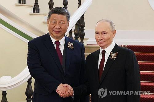 악수하는 중국·러시아 정상들 러시아를 국빈방문한 시진핑(왼쪽) 중국 국가주석과 블라디미르 푸틴 러시아 대통령이 9일(현지시간) 러시아 전승절 열병식에 앞서 인사하는 모습. 2025.5.10[AFP=연합뉴스]