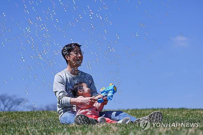 파란 하늘과 비눗방울 [연합뉴스 자료사진]