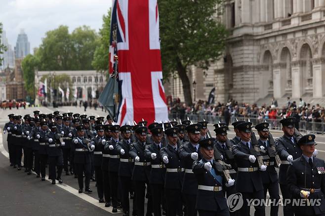 유럽 전승절을 기념해 행진 중인 영국군 [EPA 연합뉴스 자료사진]