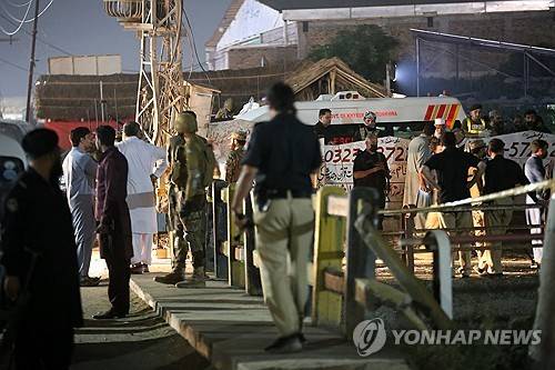 파키스탄서 경찰차 노린 자폭테러 11일(현지시간) 파키스탄 보안 당국자들이 북서부 카이버 파크툰크와주 페샤와르에서 경찰차를 겨냥한 자살 폭탄 테러 사건을 조사하고 있다. [EPA 연합뉴스. 재판매 및 DB 금지]