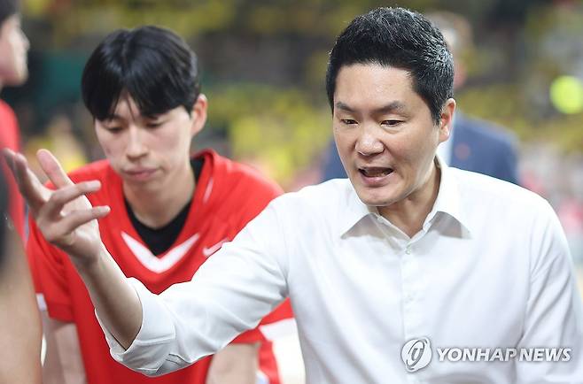 서울 SK 나이츠 전희철 감독 (창원=연합뉴스) 김동민 기자 = 11일 경남 창원체육관에서 열린 2024∼2025시즌 프로농구 창원 LG 세이커스와 서울 SK 나이츠의 챔피언결정전 4차전 경기. SK 전희철 감독이 작전 지시하고 있다. 2025.5.11 image@yna.co.kr