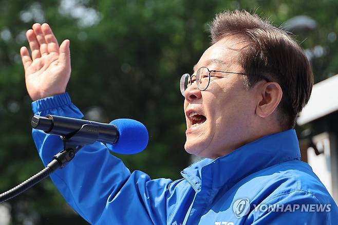 지지 호소하는 이재명 후보 (서울=연합뉴스) 김주성 기자 = 더불어민주당 이재명 대선 후보가 6·3 대통령선거 공식 선거운동 첫날인 12일 서울 광화문 청계광장에서 열린 중앙선대위 출정식 및 첫 유세에서 시민들에게 지지를 호소하고 있다. 2025.5.12 utzza@yna.co.kr
