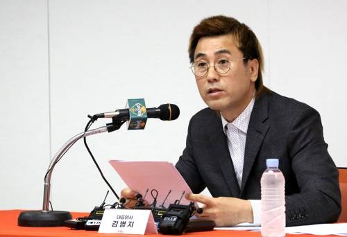 기자회견하는 김병지 강원FC 대표이사 [강원FC 제공.재판매 및 DB 금지]