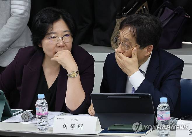 대화하는 김홍순 교육부 의대교육지원관과 이종태 한국의과대학 이사장 (서울=연합뉴스) 이정훈 기자 = 30일 서울 종로구 서울대학교 치과병원에서 열린 교육부-의대학장단 간담회에서 김홍순 교육부 의대교육지원관(왼쪽)과 이종태 한국의과대학·의학전문대학원협회 이사장이 대화하고 있다. 2025.4.30 uwg806@yna.co.kr