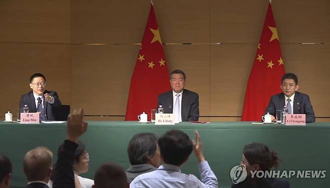 스위스 제네바에서 기자회견 연 허리펑 중국 수석대표(가운데) [신화 연합뉴스 자료사진. 재판매 및 DB금지]