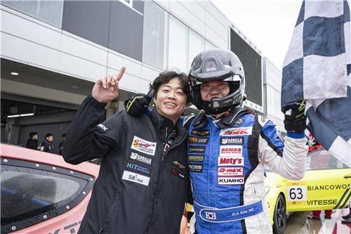 INGT1 클래스에서 우승한 김현석(오른쪽)과 원대한 [인제 스피디움 제공. 재판매 및 DB 금지]