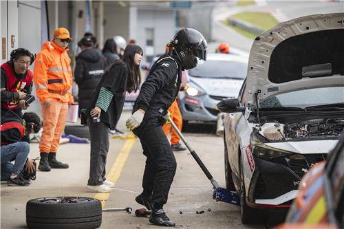 차량 정비를 펼치는 미캐닉들 [인제 스피디움 제공. 재판매 및 DB 금지]