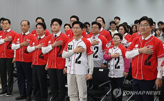 국민의힘 중앙선대위 임명장 수여식 (서울=연합뉴스) 류영석 기자 = 국민의힘 김문수 대선 후보와 권성동 원내대표, 비상대책위원장으로 내정된 김용태 의원 등이 12일 서울 영등포구 여의도 국민의힘 중앙당사에서 열린 중앙선대위 임명장 수여식에서 국민의례를 하고 있다. 2025.5.12 [공동취재] ondol@yna.co.kr
