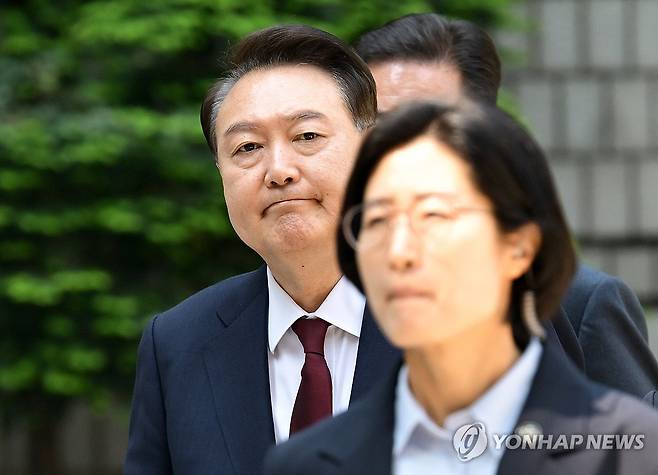 법정 향하는 윤석열 전 대통령 (서울=연합뉴스) 윤석열 전 대통령이 12일 서울 서초구 중앙지방법원에서 열린 내란 우두머리 혐의, 직권남용 권리행사방해 혐의 사건 3차 공판에 출석하고 있다. 2025.5.12 [사진공동취재단] photo@yna.co.kr